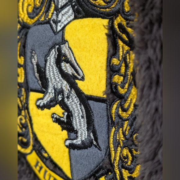 Harry Potter Hufflepuff Pjammy Sweater Women’s Sz XS Black Faux Fur Comfy Soft - Picture 3 of 7